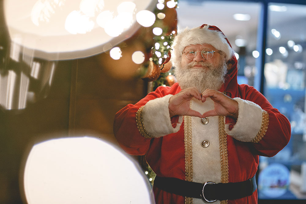 Deda Mraz zakasnio sa spremanjem poklona jer se zablejao na rasprodaji u „Ušću“