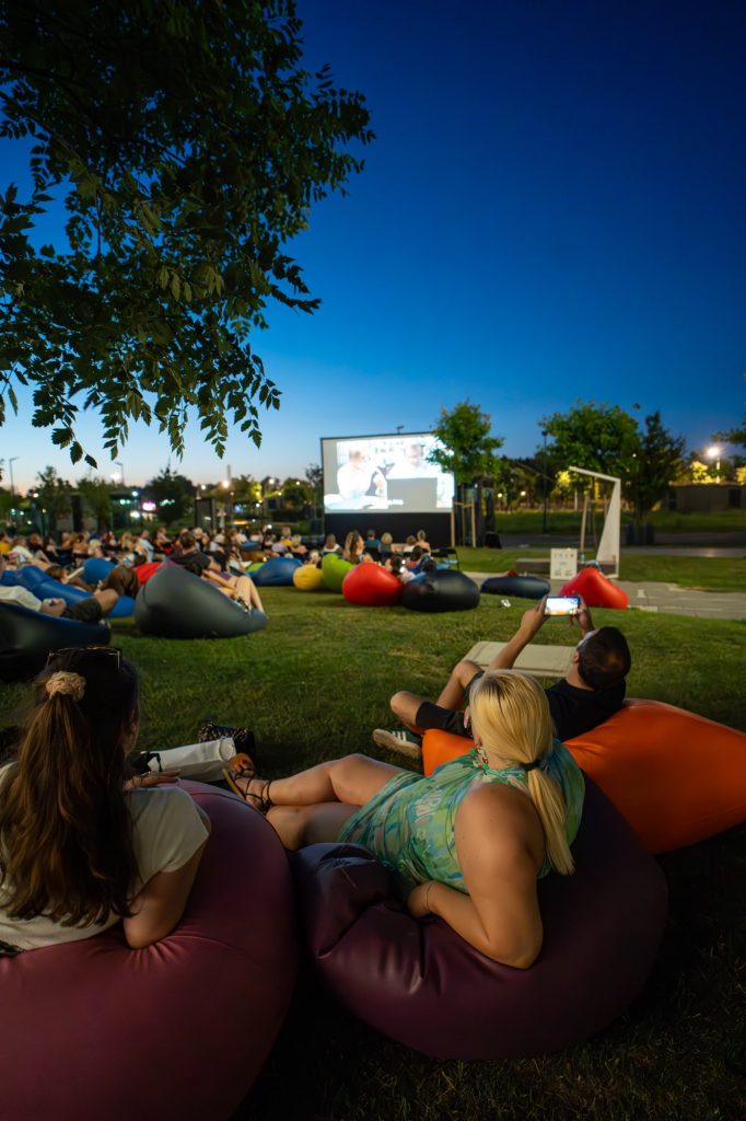 Publika na vrećama za sedenje prati film na UŠĆE bioskopu na otvorenom
