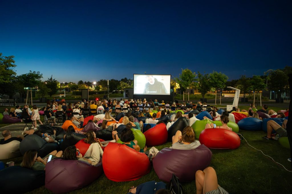 Publika ispred UŠĆE kule na Festivalu francuskog filma, bioskop na otvorenom